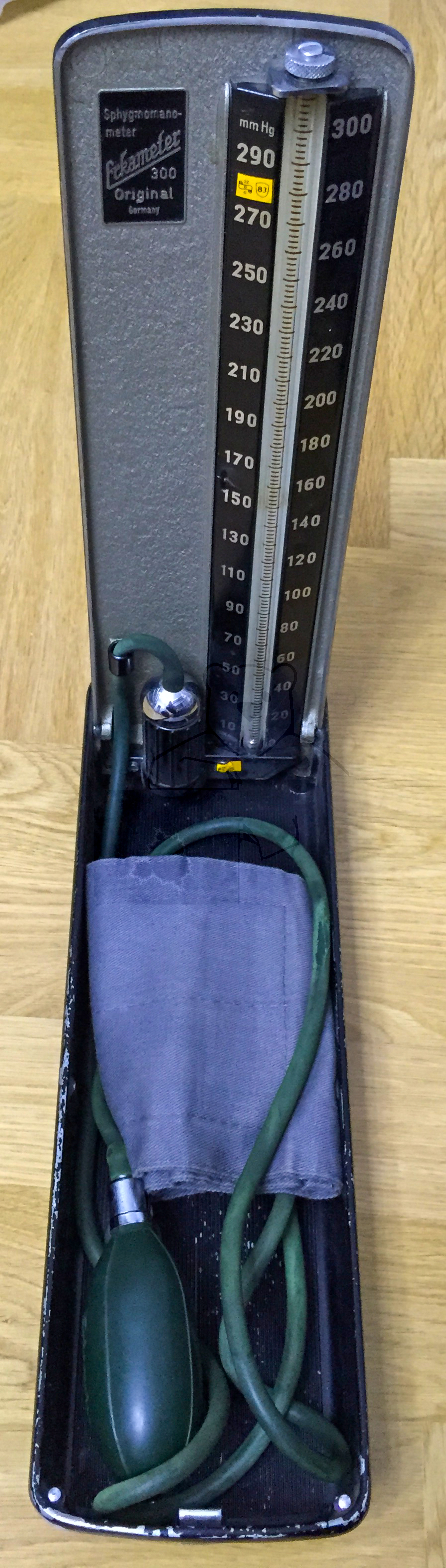 Erka 300 Blutdruckmesser (Sphygmomanometer), Originalzustand, 1960'er Jahre, Ansicht von schrÀg oben